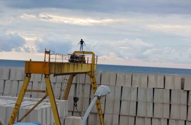 Gençlerin dev bloklar ve vincin üzerinde tehlikeli oyunu 