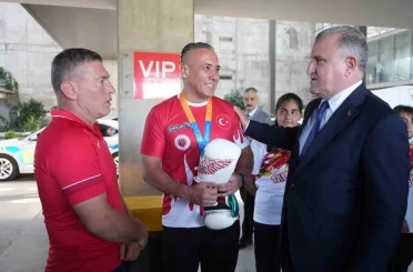Gençlik ve Spor Bakanı Bak’ı Muğla’da milli sporcular karşıladı 