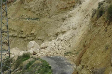 Gercüş’te dev kayalar yolu kapattı 
