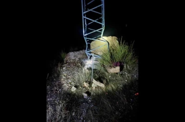 Gercüş’te facianın eşiğinden dönüldü: Dev kaya elektrik direğine çarparak durabildi 