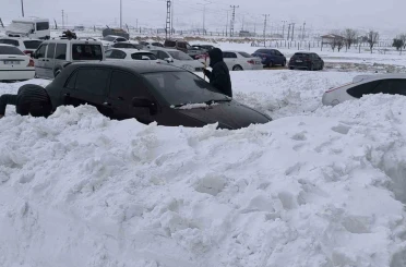 Gercüş’te kar, arabaların boyunu geçti 
