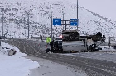 Gercüş’te meyve yüklü kamyonet devrildi, meyveleri sürücünün yardımına koşanlar topladı 