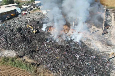 Geri dönüşüm tesisinin bahçesindeki yangında soğutma çalışması sürüyor 
