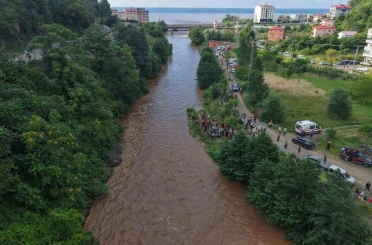 Giresun’da sel sularına kapılan anne ile kızını arama çalışmaları havadan görüntülendi 