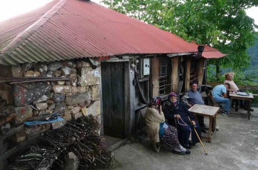 Giresun’da yayla yolundaki 70 yıllık kahvehane zamana direniyor 