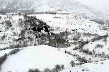 Girlevik Şelalesi’nde kar kalınlığı 20 santimetreye ulaştı 