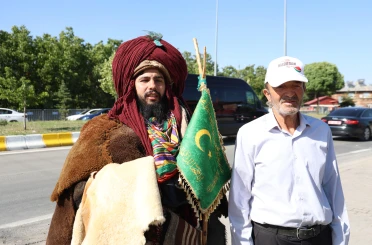 Giydiği Selçuklu kıyafetiyle, Konya'dan Ahlat'a Cumhurbaşkanını görmek için geldi