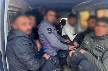 Göçmenler balık istifi gibi taşınırken yakalandılar 