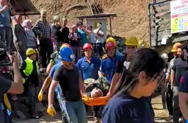 Göçük altındaki madencilerden birisi kurtarıldı 