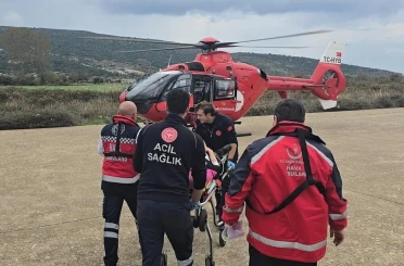 Gökçeada’da rahatsızlanan iki hasta helikopter ambulansla Çanakkale’ye sevk edildi 