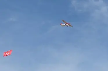 Gökyüzünde Türk bayrağı dalgalandıran dev model uçak ilgi odağı oldu
