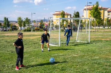 Gölbaşı Belediye Başkanı Odabaşı, çocukların isteği üzerine futbol oynamaları için parklara kale yerleştirdi 