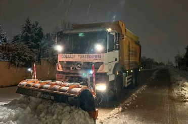 Gölbaşı Belediyesi, kar küreme ve tuzlama çalışmalarına aralıksız devam ediyor 