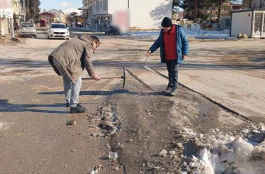 Gölbaşı ilçesinde caddelerdeki karları esnaflar temizledi 