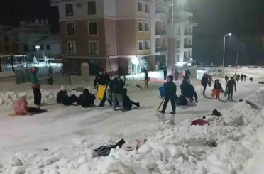 Gölbaşı ilçesinde vatandaşların kar keyfi 