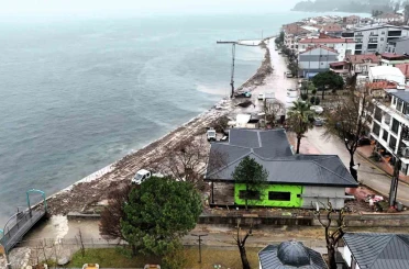 Gölcük Ulaşlı sahilinde taşkınlara karşı dalgakıran çalışması 