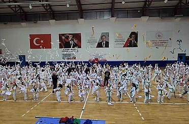 Gölcük’te 470 tekvandocu kuşak atladı 