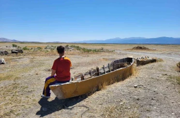 Gölde karaya oturan kayıklar korkutucu manzara oluşturdu 