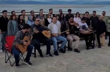 Göldeki mini adada türkülerle "Beyşehir Gölü kurumasın" farkındalık etkinliği