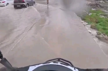Göle dönen yollarda direksiyon başındaki motokurye yaşadıklarını kayda aldı 