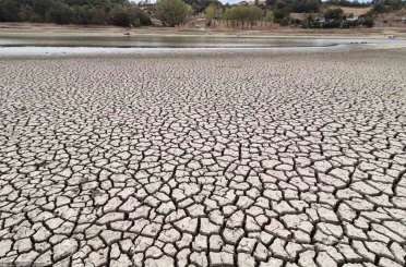 Gölet kurumaya yüz tuttu: Çatlaklar oluştu 