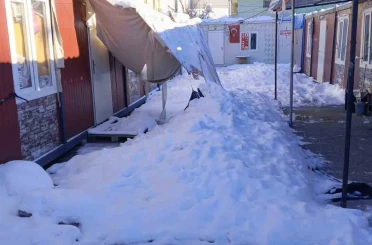 Gölgelikler kar ağırlığına dayanamadı 