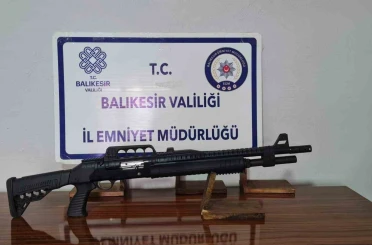 Gönen’de ruhsatsız silah ve 3 çalıntı motosiklet ele geçirildi 