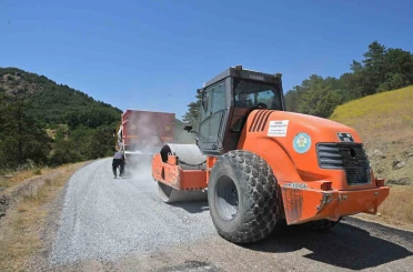 Gördes’in kritik yolunda asfalt mesaisi başladı 