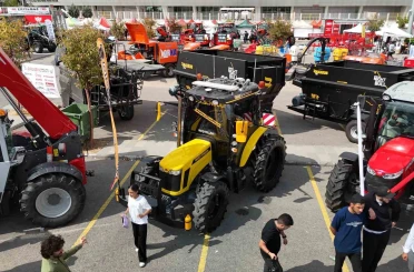 Görenler bir daha baktı, alışılmış renklerin dışındaki traktörler ilgi odağı oldu 