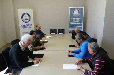 Görme engeliler Braille alfabesi öğreniyor 