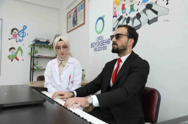 Görmeyen gözlerle değil, hisseden kalple çalıyor 