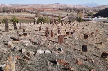 Görüntüsü ile ‘Orhun Kitabelerini’ andırıyor, gerçeği öğrenenler ise hayrete düşüyor 
