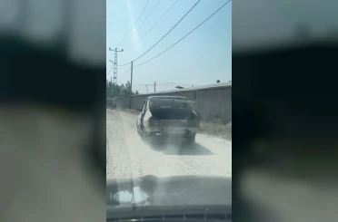 Gövdesi dökülürken motoru çalışan araç ilginç görüntü oluşturdu 
