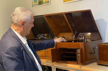 Gramafon tutkusuyla yüzlerce gramafon ve plakı bir araya getirdi 