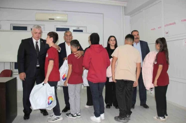 GTB ve TOBB iş birliğiyle 14 okulda öğrencilere kışlık kaban desteği 
