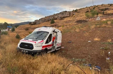 Gümüşhane’de ambulans takla attı: 3 sağlık personeli yaralandı 