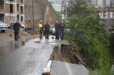 Gümüşhane’de aşırı yağış sonrası yol çöktü 