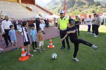 Gümüşhane’de çocuklar spor şenliğinde eğlenceli vakit geçirdi 