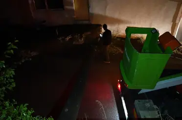Gümüşhane’de elektrik direği 80 yaşındaki kadının evinin bahçesine devrildi
