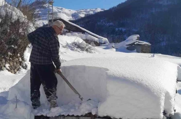 Gümüşhane’de vatandaşların zorlu kış mesaisi 