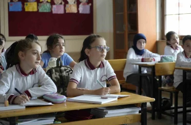 Gümüşhaneli 9 yaşındaki Buğlem her törende İstiklal Marşı’nı işaret diliyle okuyor 