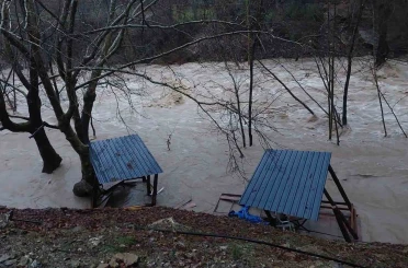 Gündoğmuş’ta sağanak, Uçansu Şelalesi’ni coşturdu 