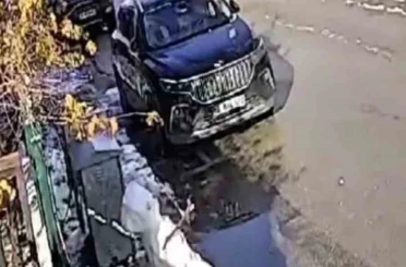 Güneşi gören kardan adam eriyip kaldırımda devrildi 