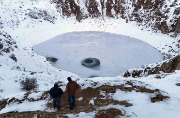 Güneşin konumuna göre renk değiştiren Kızılçan Gölü dondu 