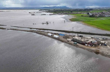 Günlerdir devam eden yağışlı havayla Amik Ovasında binlerce dönüm tarım arazisi sular altında kaldı 