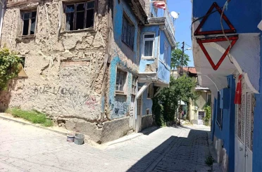 Günün fotoğrafı Afyonkarahisar’dan: Araçların çarptığı eve reflektörlü önlem 