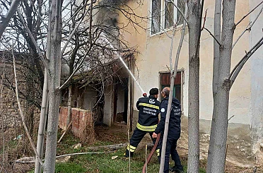Günyüzü ilçesindeki yangında ev kullanılamaz hale geldi 