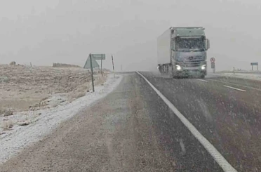 Gürün’de kar yağışı etkili oldu, görüş mesafesi yer yer 50 metreye düştü