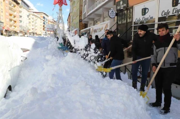 Güvenlik korucularından karla mücadeleye destek 