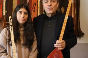 Güzel Sanatlar lisesini kazanan öğrenciye Başkan Demir’den 2 bağlama saz hediye 